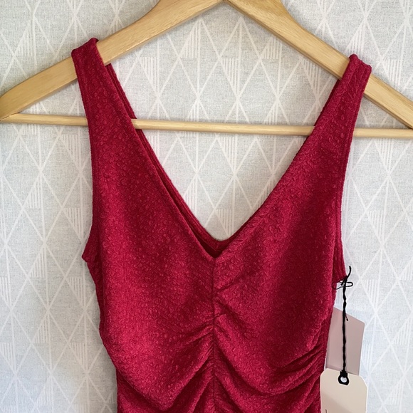 Leith Sleeveless Ruched V-Neck Bodysuit - Picture 6 of 10